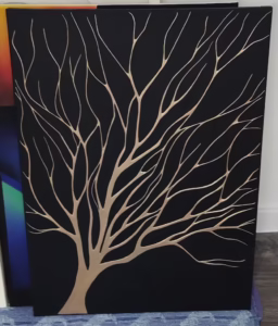 Ręcznie wykonana tablica dekoracyjna z motywem drzewa na czarnym tle – Valis Art Studio.