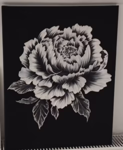 Czarno-biały obraz z motywem kwiatowym – Valis Art Studio.