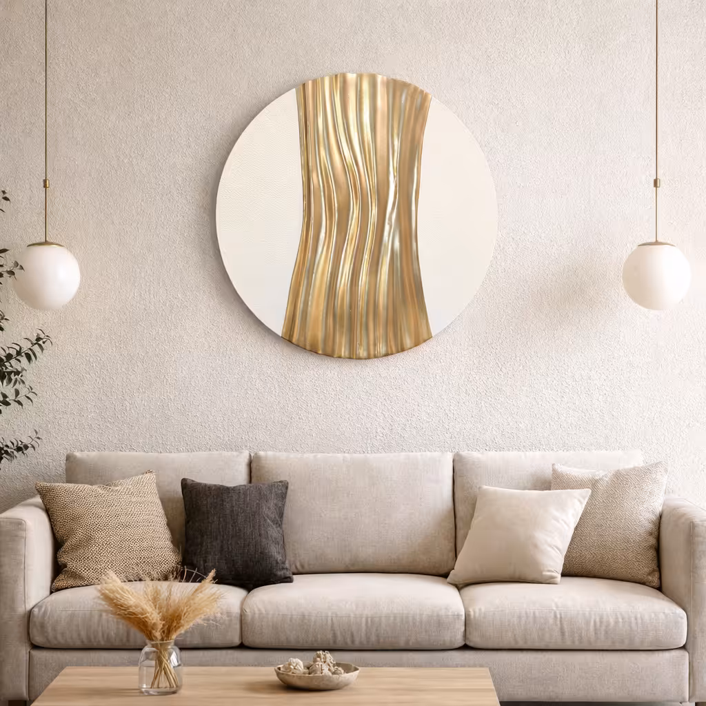 Relief Złote Fale na ścianie salonu – nowoczesna dekoracja 3D od VaLis Art Studio w eleganckim wnętrzu